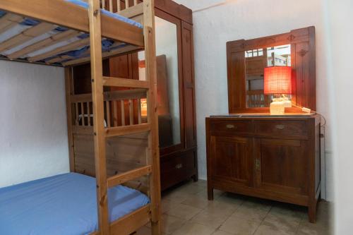 Casa Lucrezia في أوستوني: غرفة نوم مع سرير بطابقين وخزانة