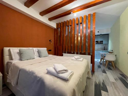 1 dormitorio con 1 cama grande y toallas. en REDCO FOUR SEASONS IN NEW GUDAURI 302, en Gudauri