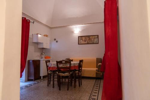 cocina y comedor con mesa y sillas en Casa Lucrezia, en Ostuni