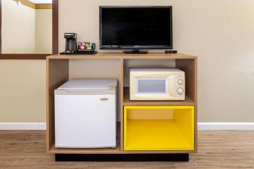 a microwave refrigerator and a tv on a table at Days Inn by Wyndham Mountain Home in Mountain Home
