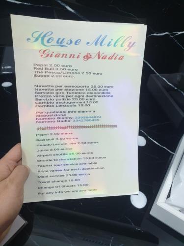 una mano sosteniendo un menú para un restaurante en House Milly, en Nápoles