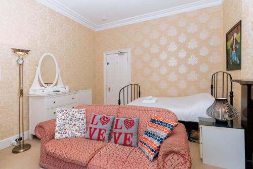 Cama o camas de una habitación en Spacious 4 Bedroom Apartment Near The MeadowsOld Town