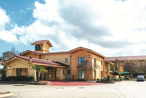 un edificio di un hotel con un'auto parcheggiata di fronte di La Quinta Inn by Wyndham New Orleans West Bank / Gretna a Gretna