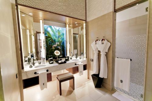 een badkamer met een wastafel en een spiegel bij Banyan Tree Tamouda Bay in Fnidek
