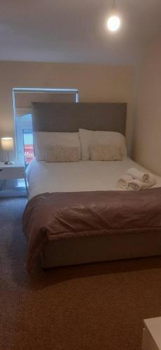 1 dormitorio con 1 cama grande en una habitación en Scotch Street, en Dungannon