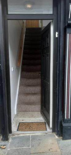 una puerta abierta a una escalera en Scotch Street, en Dungannon
