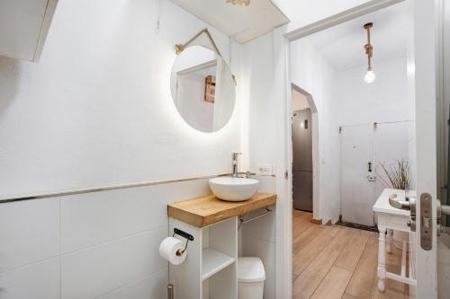 a bathroom with a sink and a mirror at Casita Rural La Piñera in Los Realejos