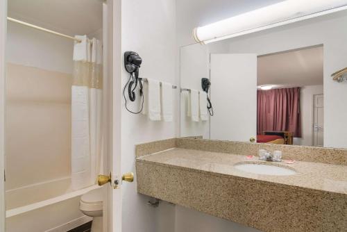 uma casa de banho com um lavatório e um espelho em Econo Lodge Calhoun North Damascus em Calhoun