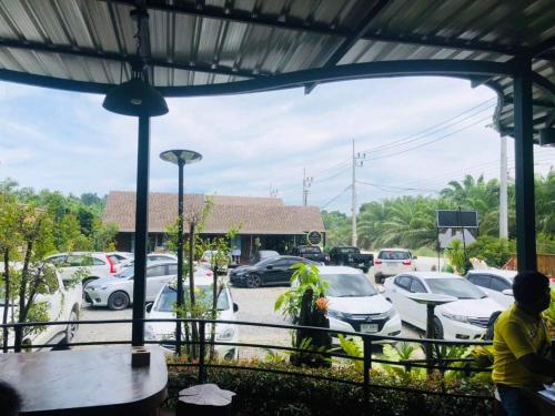 a group of cars parked in a parking lot at กอบสุข รีสอร์ท2 k12 in Ban Ton Liang