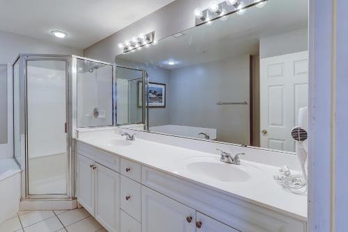 La salle de bains est pourvue d'un lavabo, d'une douche et d'un miroir. dans l'établissement Seacrest - Unit PH3, à Île de Hilton-Head