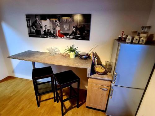 Dapur atau dapur kecil di Alpine Getaway with Fireplace