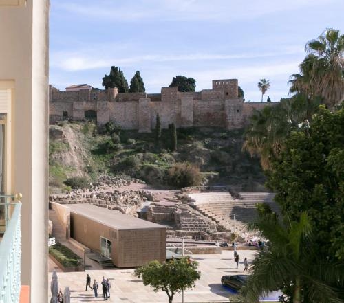 - une vue sur un amphithéâtre en face d'un château dans l'établissement Teatro Romano 1 & 2, à Malaga