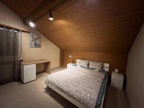 een slaapkamer met een bed en een bureau. bij Specious 5.5 rooms garden house @ Wallisellen in Wallisellen