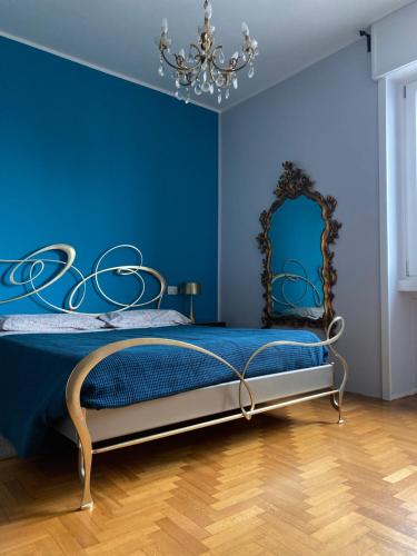 Un pat sau paturi într-o cameră la Giulia's Apartment in Milan Bicocca