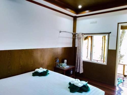 เตียงในห้องที่ Koh mook happy bungalow