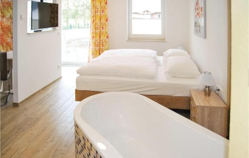 een slaapkamer met een bed en een bad bij Fewo Burg Mggenburg in Kaschow