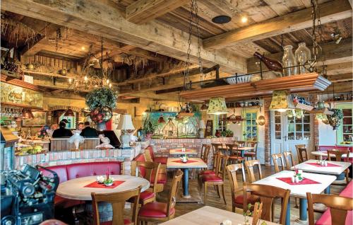 ein Restaurant mit Tischen und Stühlen und eine Bar in der Unterkunft Fewo Burg Mggenburg in Kaschow