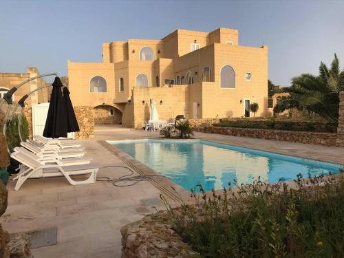 Kolam renang di atau dekat dengan Farmhouse Villa in Gozo with large pool & garden