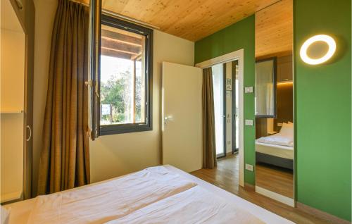 Ліжко або ліжка в номері Stunning Apartment In Valeggio Sul Mincio With Wifi