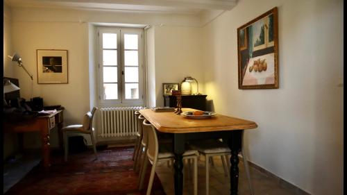 Cette chambre dispose d'une table en bois et d'une fenêtre. dans l'établissement La Vicomtesse de Seillans, à Seillans