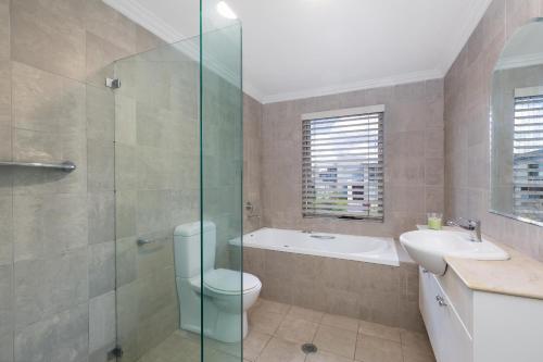 Panoramic Water View Apartment في Sylvania: حمام مع مرحاض ومغسلة ودش