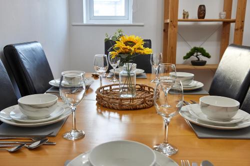 una mesa con platos y copas de vino. en Elite 15 Stays, en Whitley Bay