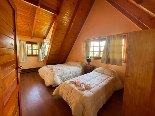 a room with two beds in a cabin at Náutico Apart Hotel in Chascomús