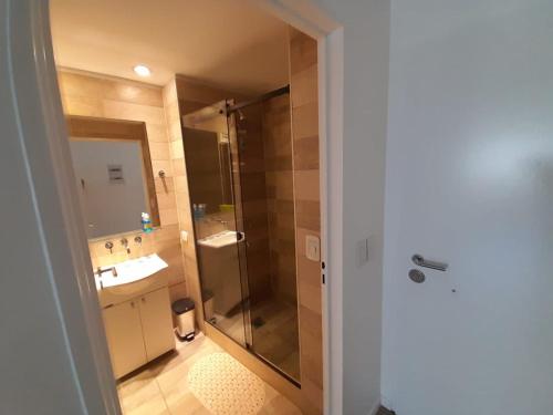 La salle de bains est pourvue d'une douche, d'un lavabo et d'un miroir. dans l'établissement Recoleta Departamento, à Buenos Aires