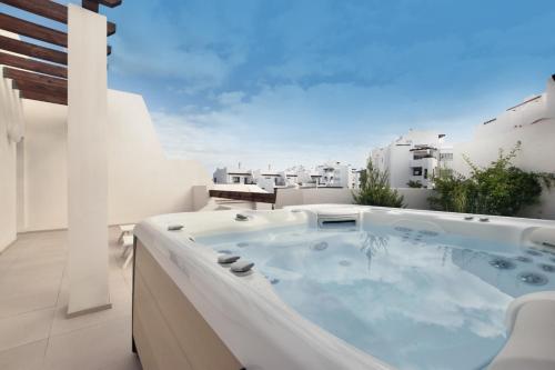 Bentor 3-3 PENTHOUSE POOL VIEW & JACUZZI 2B