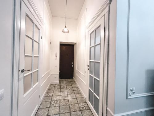 a hallway with doors and a tile floor at Квартира на Крещатике in Kyiv