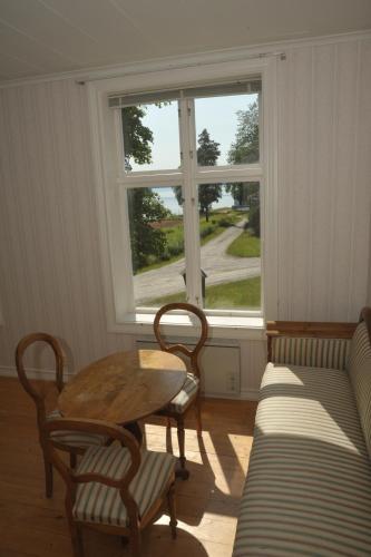 um quarto com uma mesa e cadeiras e uma janela em Bruksgården 