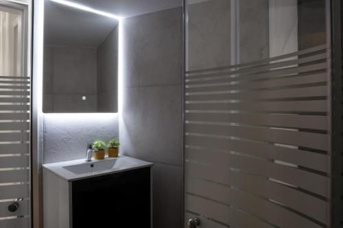 Kúpeľňa v ubytovaní Colorful, Bright, Spacious, 2BR APT in Vyronas