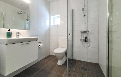 een badkamer met een douche, een toilet en een wastafel bij Stunning Home In Bstad With Wifi in Båstad