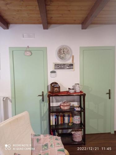 a living room with a book shelf with books at Chalet immerso nel Bosco in Melfi