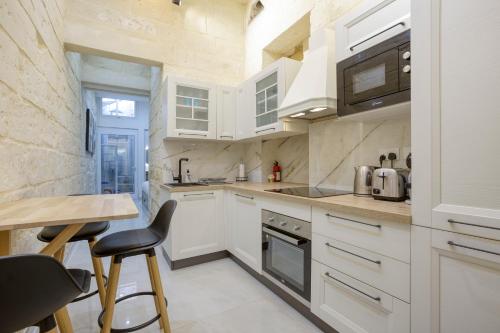 Dapur atau dapur kecil di Luxury Sliema Residence