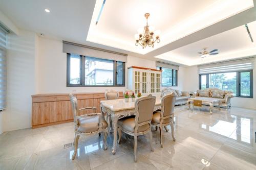a dining room with a table and chairs at 樂山水休閒農園 in Dongshan
