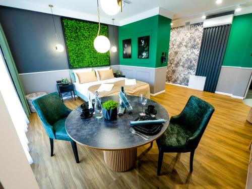 a living room with a table and chairs and a couch at Aparthotel Green Concrete - nowy, ekologiczny hotel w Świnoujściu in Świnoujście