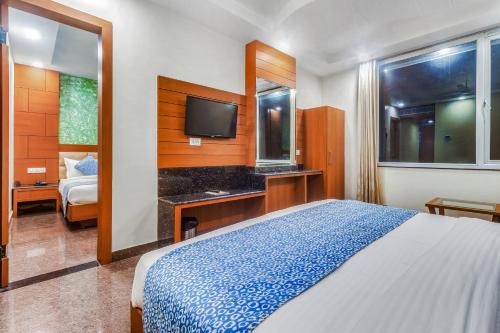 Hotel Kalka Royalにあるテレビまたはエンターテインメントセンター