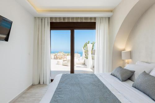 a bedroom with a bed and a view of the ocean at Villa Moana in Balíon