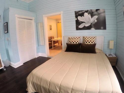 um quarto com uma cama grande num quarto em Barra Villa Resort House I em Fort Myers