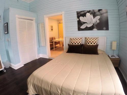 Barra Villa Resort House I في فورت مايرز: غرفة نوم بسرير كبير في غرفة