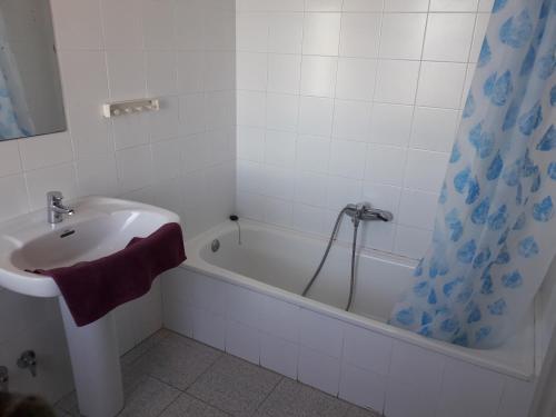 a bathroom with a tub and a sink and a bath tub at Arrigorri Ostatu Jatetxea in Ondárroa