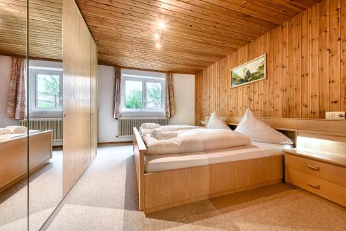 A bed or beds in a room at Familienferienwohnung Buerserberg Dorf by A-Appartments