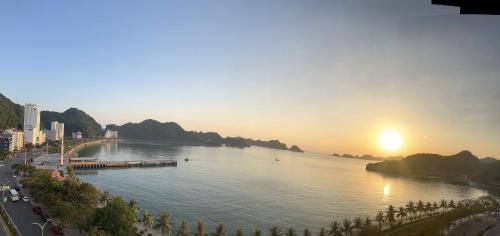 uma vista para um rio com o sol à distância em Huong Cang Sea View Hotel em Ilha de Cát Bà