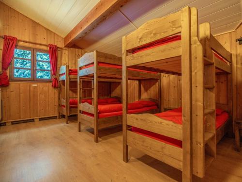 クレスト・ヴォランにあるLe Refuge Du Lachatのキャビン内のベッドルーム1室(二段ベッド4組付)