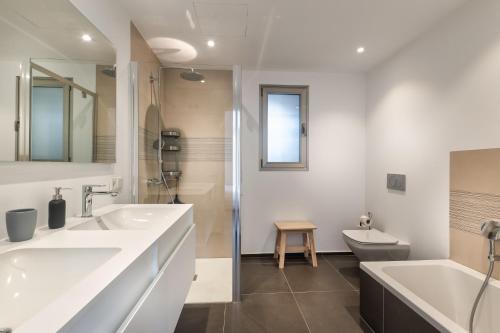 Ένα μπάνιο στο Gazmira 2-3 DELUXE 1B