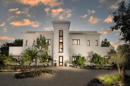a rendering of a white house at Pereh Mountain Resort in Gadot