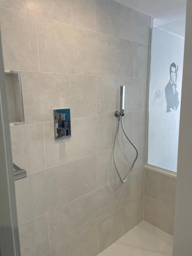 une douche avec pommeau de douche dans une salle de bain dans l'établissement Golden Paradise 007 Port Nat, au Cap d'Agde