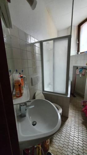 łazienka z białą umywalką i toaletą w obiekcie jojo w mieście Mannheim