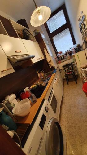 kuchnia ze zlewem i kuchenką piekarnik w obiekcie jojo w mieście Mannheim